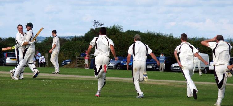 Patrick Bellerby hits last ball six